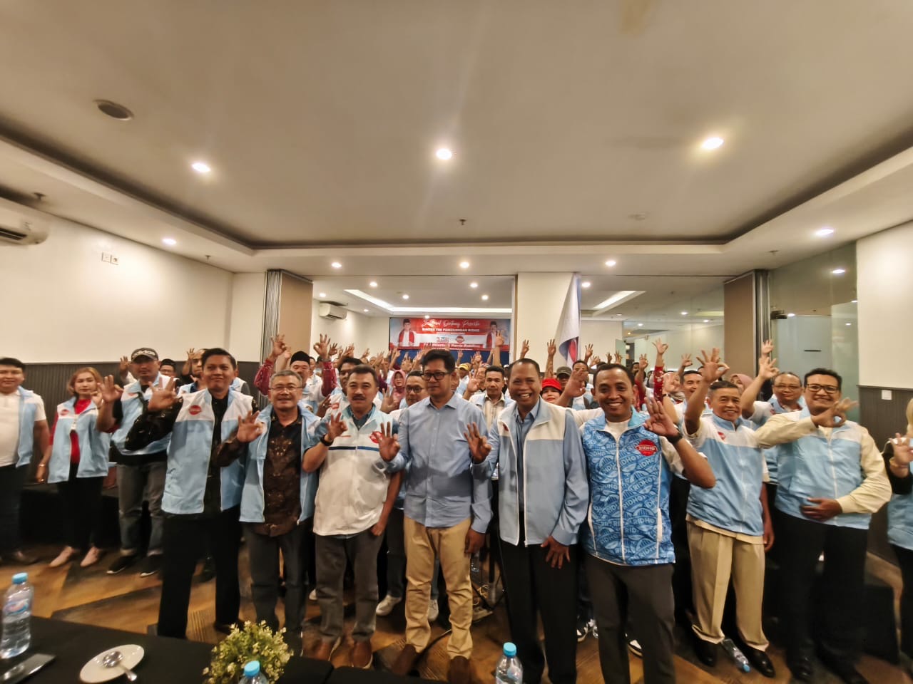 Tim Pemenangan RIDHO di Kecamatan Rawa Lumbu dilantik oleh Ketua Tim, Sudjatmiko, dengan target 80% kemenangan. Tim yang terdiri dari tokoh masyarakat, pemuda, dan ibu-ibu akan mensosialisasikan program unggulan RIDHO.