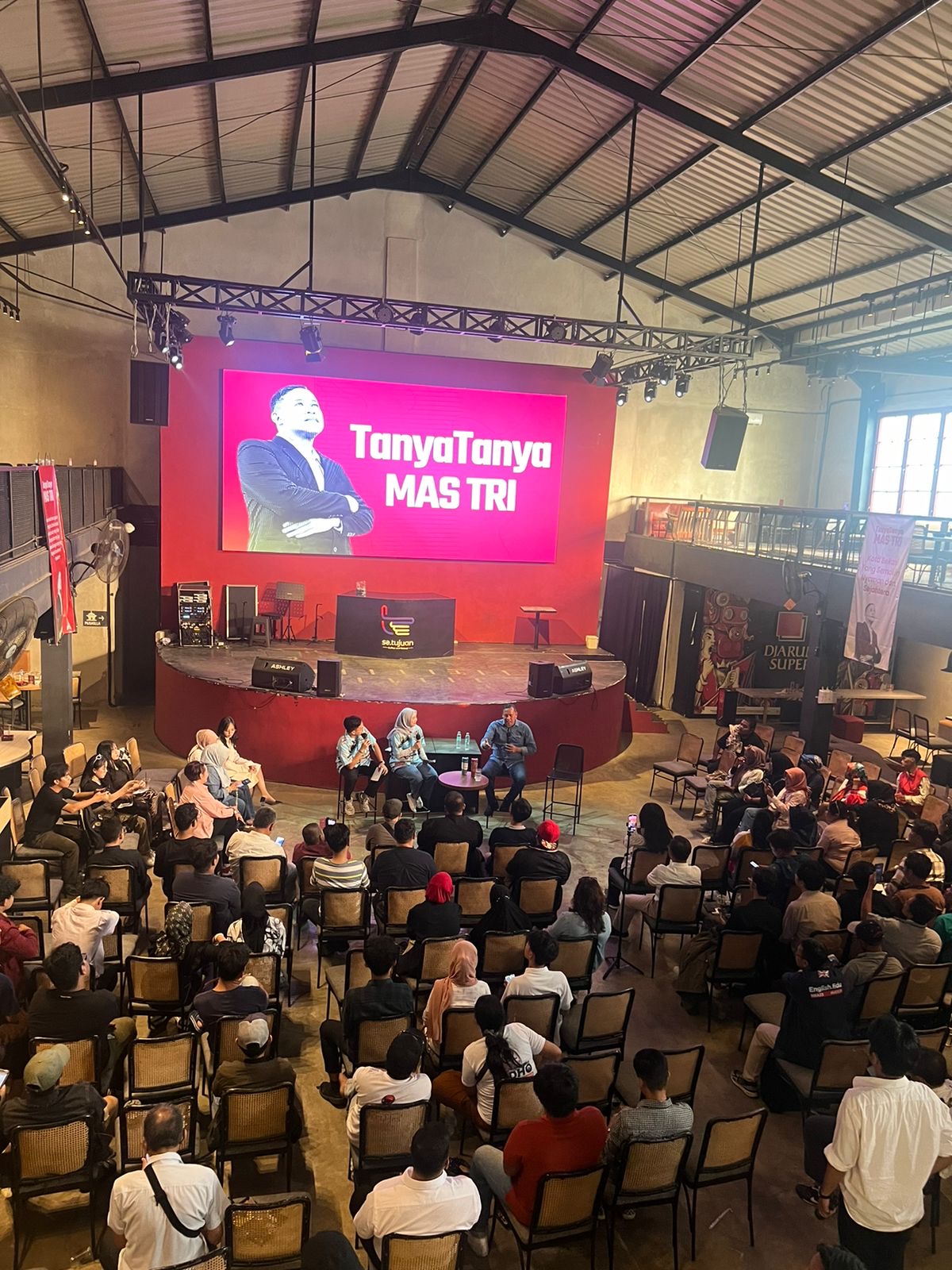 Ratusan pemuda Kota Bekasi hadir dalam acara diskusi "Tanya-Tanya Mas Tri" yang digelar di Setujuan Coffee, Jatiasih.