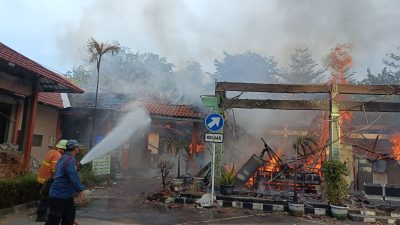 Disdamkarmat Kota Bekasi memadamkan kobaran api di pendopo Kecamatan Bekasi Selatan. Foto: Ist