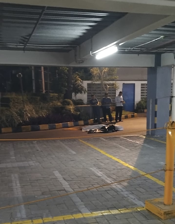 Jasad pelajar yang tewas usai melaompat dari rooftop sebuah mall di Bekasi Selatan ditutup sebuah spanduk. Foto: Ist