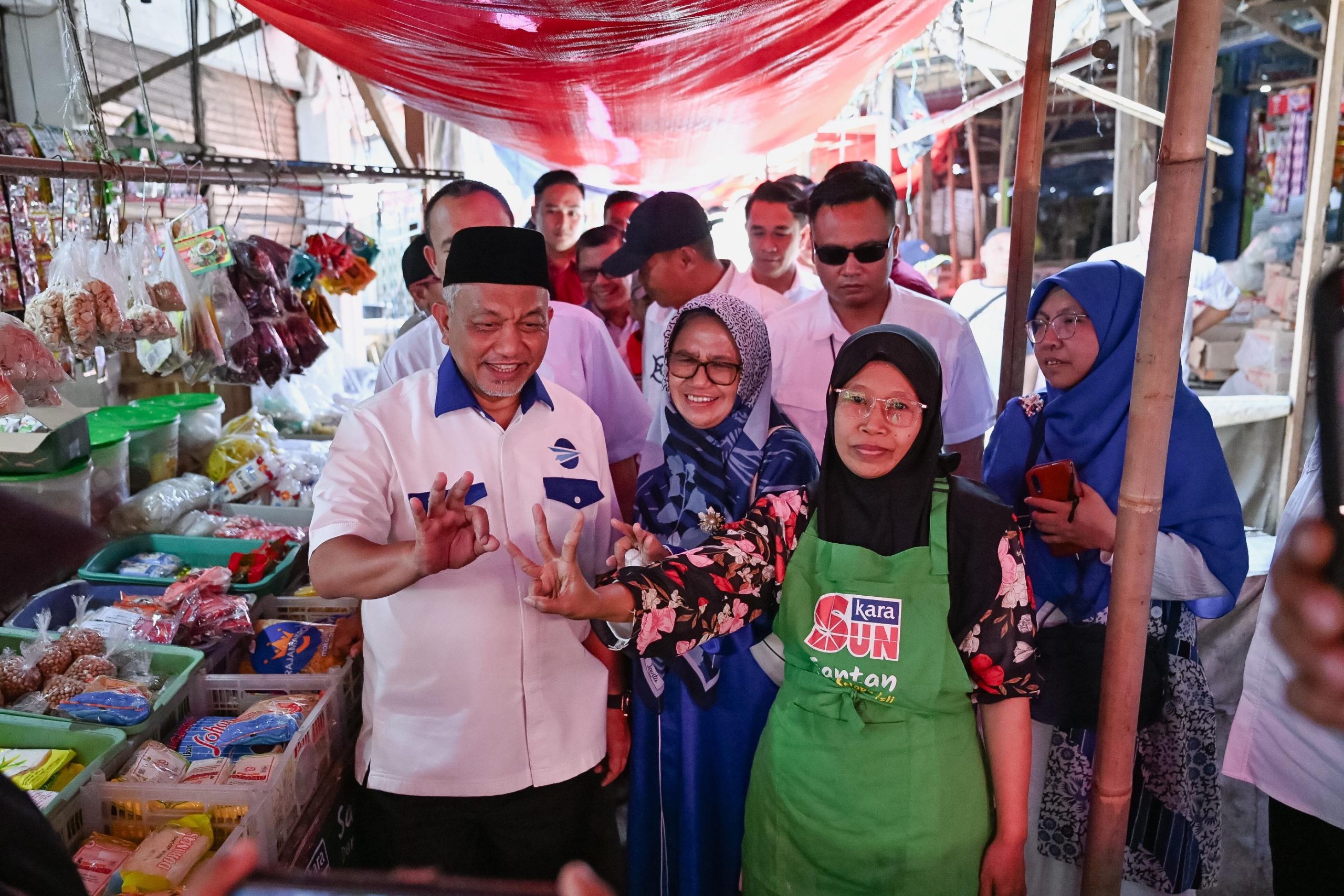 Calon Gubernur Jawa Barat Ahmad Syaikhu berpose tiga jari di salah satu pasar di Subang. Foto: Ist