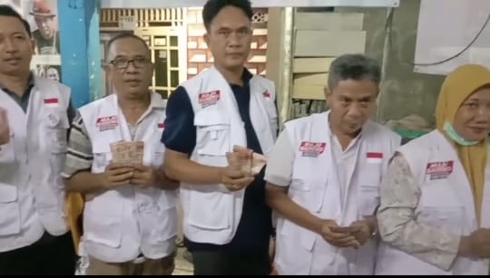 Tangkapan layar bagi - bagi uang tim pemenangan salah satu Paslon di Kota Bekasi. Foto: Ist