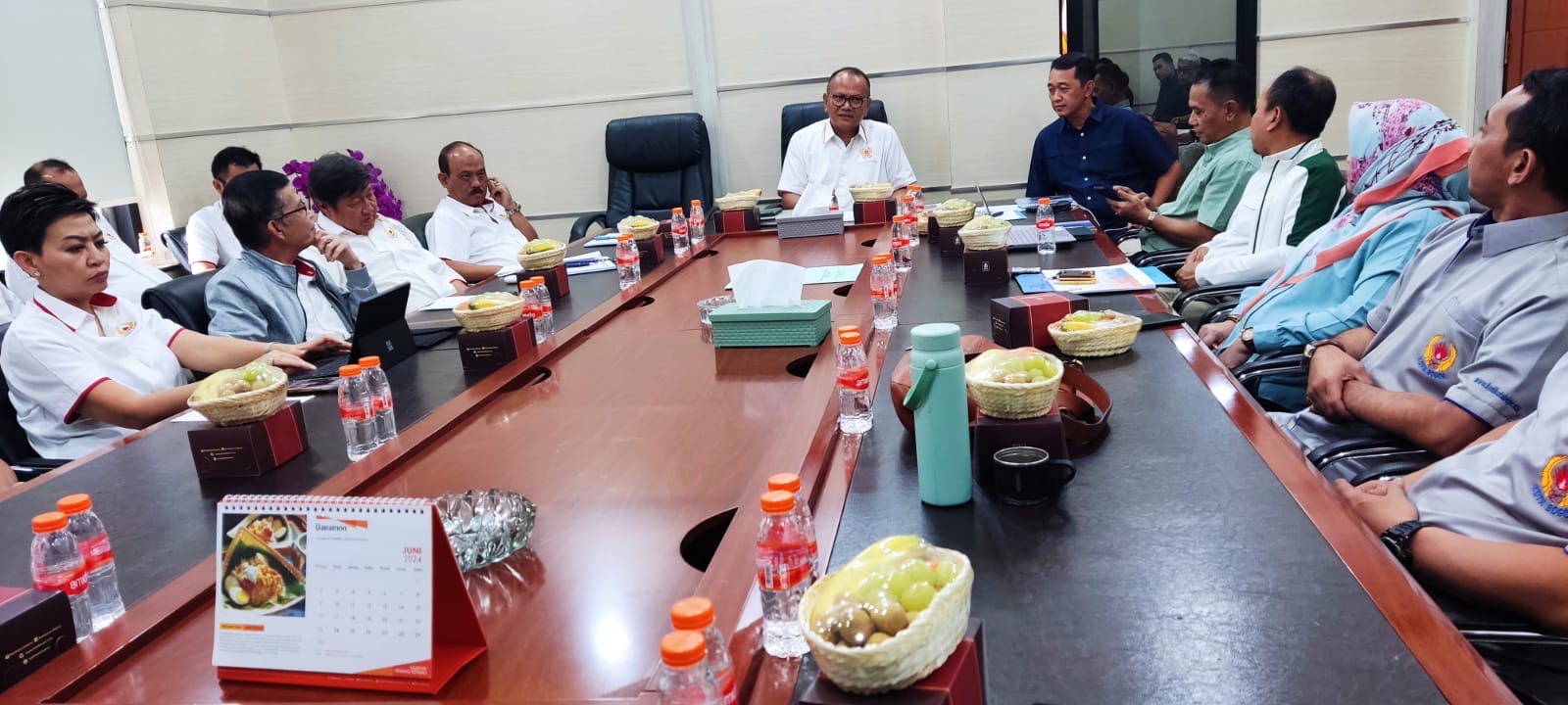 Rapat KONI Jawa Barat bersama KONI daerah terkait pelaksanaan Porprov XV 2026. Foto: Gobekasi.id