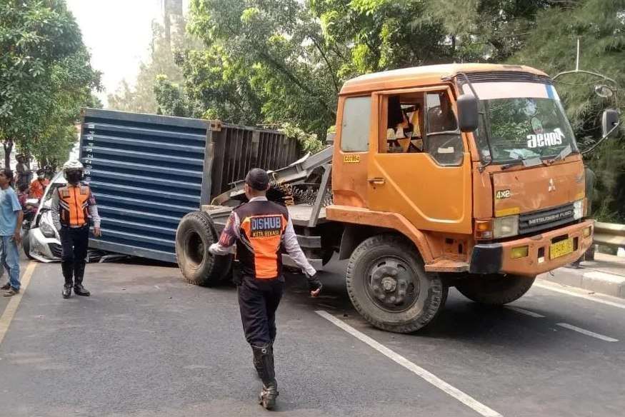 Box Kontainer Terjatuh dan Menimpa Satu Unit Mobil Pribadi hingga Menyebabkan Satu Orang Tewas di Bekasi