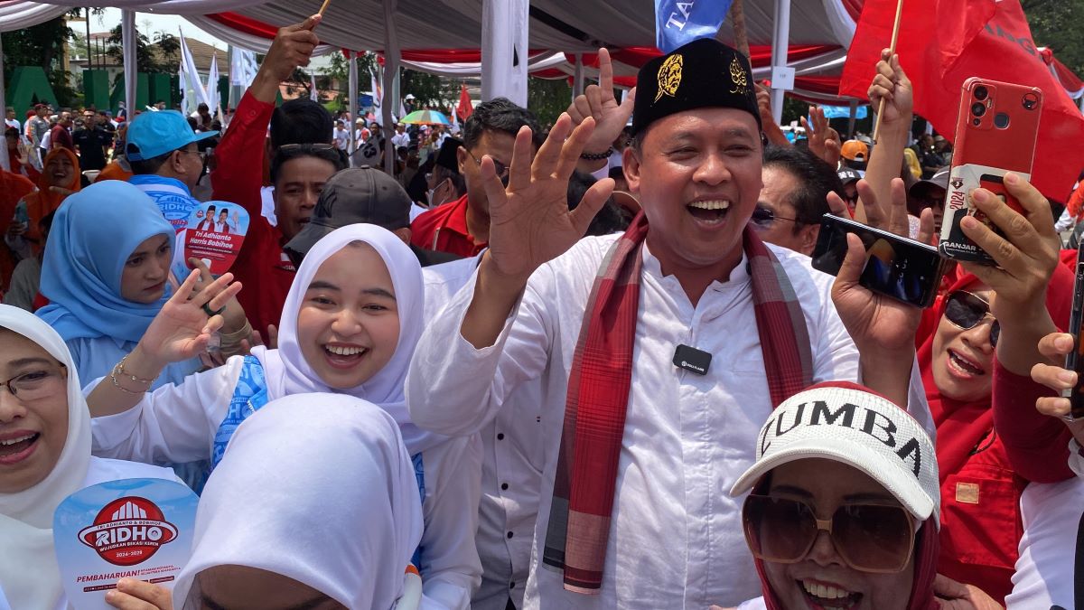 Calon Wali Kota Bekasi Tri Adhianto bersama dengan warga.
