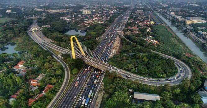 Tembus Rp 54 Triliun, Capaian Invetasi Kabupaten Bekasi Jadi Nomor Satu di Jawa Barat Realisasi investasi di Kabupaten Bekasi pada triwulan ketiga 2024 mencapai Rp54 triliun. Capaian tersebut melampaui target investasi tahun ini sebesar Rp50 triliun. Kepala Dinas Penanaman Modal dan Pelayanan Terpadu Satu Pintu (DPMPTSP) Kabupaten Bekasi, Suhup, menyampaikan realisasi investasi pada triwulan ketiga menempatkan Kabupaten Bekasi sebagai yang tertinggi di Jawa Barat. “Pada triwulan kedua sempat kalah dari Kabupaten Karawang. Namun, pada triwulan ketiga ini, Kabupaten Bekasi kembali menduduki peringkat pertama dengan total investasi sebesar Rp54 triliun,” ujarnya dikutip dari Radar Bekasi. Suhup menjelaskan bahwa nilai investasi tersebut berasal dari Penanaman Modal Asing (PMA) sebesar Rp39,36 triliun dan Penanaman Modal Dalam Negeri (PMDN) sebesar Rp14,77 triliun. Ia memaparkan bahwa sejumlah investor, baik lokal maupun asing, berinvestasi di berbagai sektor seperti jasa, industri logam, mesin dan elektronik, industri kendaraan bermotor dan alat transportasi, transportasi, pergudangan dan telekomunikasi, perumahan, kawasan industri, serta perkantoran. “Untuk mendukung pertumbuhan ekonomi dan meningkatkan pendapatan asli daerah (PAD), kami memberikan pelayanan yang sesuai dengan peraturan perundang-undangan. Hal ini membuat para investor tidak ragu untuk menanamkan modal di Kabupaten Bekasi,” ungkapnya. Selain nilai investasi yang tinggi, Suhup juga menyoroti kontribusi sektor-sektor industri di Kabupaten Bekasi dalam penyerapan tenaga kerja. “Dari seluruh sektor perusahaan yang ada, penyerapan tenaga kerja mencapai 24.405 orang,” pungkasnya. ========== Bawaslu Kota Bekasi akhirnya menerbitkan surat rekomendasi pemecatan terhadap beberapa anggota KPPS yang diduga tidak netral pada Pilkada Kota Bekasi 2024. Surat dengan nomor : 429/PM.01.00/K.Jb-21.05/10/2024, diterbitkan pada Rabu, 23 Oktober 2024, dengan bersifat SEGERA, ditujukan kepada PPS kelurahan Harapan Mulya, kecamatan Medan Satria Kota Bekasi. Ketua Panwascam kecamatan Bekasi Utara Cristophel Sinaga dalam keterangan tertulisnya menyebut bahwa surat rekomendasi tersebut telah sesuai dengan dasar hukum Undang-Undang Nomor 7 Tahun 2017 tentang Pemilihan Umum. Pasal 494: Menyebutkan bahwa penyelenggara pemilu, termasuk KPPS, harus bersikap netral dan tidak memihak salah satu peserta pemilu. “Pasal 520: Mengatur tentang larangan bagi penyelenggara pemilu untuk ikut serta dalam kampanye atau mendukung salah satu peserta pemilu,” katanya pada Kamis (24/10/24). Lebih lanjut bahwa selain itu, ada peraturan PKPU nomor 8 Tahun 2018 tentang Pemungutan dan Penghitungan Suara, Pasal 8: Mengatur tentang kode etik dan integritas penyelenggara pemilu, termasuk KPPS, yang harus menjaga netralitas dan profesionalitas. PKPU Nomor 13 Tahun 2020 tentang Penyelenggaraan Pemilihan Kepala Daerah, Pasal 29: Menegaskan bahwa anggota KPPS tidak boleh memiliki keterikatan atau menjadi bagian dari tim sukses atau tim kampanye pasangan calon. Perbawaslu Nomor 8 Tahun 2020 jo Perbawaslu 9 tahun 2024 tentang Penanganan Temuan dan Laporan Pelanggaran Pemilihan, Pasal 4: Mengatur mekanisme penanganan pelanggaran yang dilakukan oleh penyelenggara pemilu, termasuk KPPS, jika ditemukan adanya keterlibatan dalam tim sukses pasangan calon. Keputusan KPU Nomor 22/PP.06-Kpt/03/KPU/I/2018 tentang Pembentukan KPPS Menyebutkan syarat-syarat yang harus dipenuhi oleh anggota KPPS, termasuk larangan terlibat dalam aktivitas kampanye atau mendukung salah satu pasangan calon. Rekomendasi Berdasarkan hasil pengawasan dan verifikasi yang dilakukan oleh Panitia Pengawas Pemilu Kecamatan (Panwascam) Bekasi Utara, ditemukan bukti-bukti kuat yang menunjukkan adanya pelanggaran kode etik dan ketidaknetralan yang dilakukan oleh salah satu anggota Kelompok Penyelenggara Pemungutan Suara (KPPS) di wilayah kami. Bukti-bukti tersebut antara lain. Menghadiri acara Deklarasi Sebelumnya, telah ditemukan bukti foto yang menunjukkan kehadiran beberapa anggota Kelompok Penyelenggara Pemungutan Suara (KPPS) pada acara deklarasi tanggal Minggu, 06 Oktober 2024 pasangan calon (Paslon) Walikota dan Wakil Walikota nomor urut 03, Tri Adhianto Tjahyono-Abdul Harris Bobihoe. Ada 8 anggota PPS yang diduga kuat tidak netral dengan hadir dan berpose kepada Paslon tertentu yaitu JP (KPPS TPS 029), EK (KPPS TPS 028), AP (KPPS TPS 028), KH (KPPS TPS 028), MRA (KPPS TPS 029), R(KPPS TPS 029), RU (KPPS TPS 030) dan M (KPPS TPS 30). Diketahui bahwa, kedelapan anggota KPPS tersebut tampak hadir dalam acara deklarasi dengan mengenakan atribut yang terkait dengan pasangan calon yang disebutkan di atas. “Dengan ini, Panwascam Bekasi Utara merekomendasikan kepada Panitia Pemungutan Suara Kelurahan Harapan Jaya untuk segera memberhentikan nama-nama di atas dari jabatannya sebagai anggota KPPS dan menggantinya dengan personel lain yang memenuhi syarat dan netral,” pungkasnya.