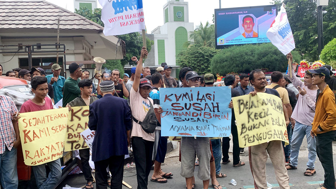 Demo sopir angkutan kota di depan kantor DPRD Kota Bekasi