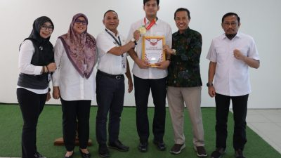 Direktur RSUD Kota Bekasi Kusnanto Saidi memberikan penghargaan kepada Dinggo Ardian prayogo