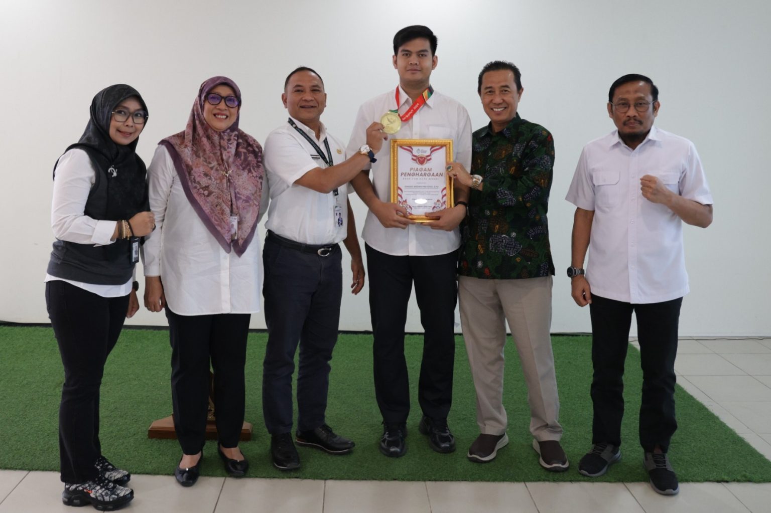 Direktur RSUD Kota Bekasi Kusnanto Saidi memberikan penghargaan kepada Dinggo Ardian prayogo