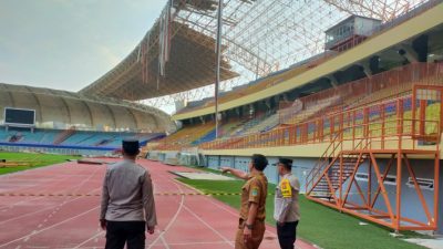 Peninjauan Stadion Wibawamukti Kabupaten Bekasi pasca diterjang bencana angin. Foto: Ist
