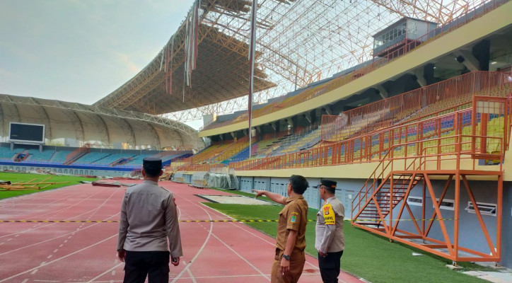 Peninjauan Stadion Wibawamukti Kabupaten Bekasi pasca diterjang bencana angin. Foto: Ist