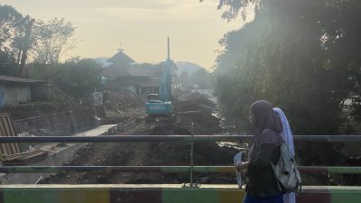 Proyek lanjutan pembangunan tanggul Kali Jati Kayuringin Jaya, Bekasi Selatan. Foto: Gobekasi.id