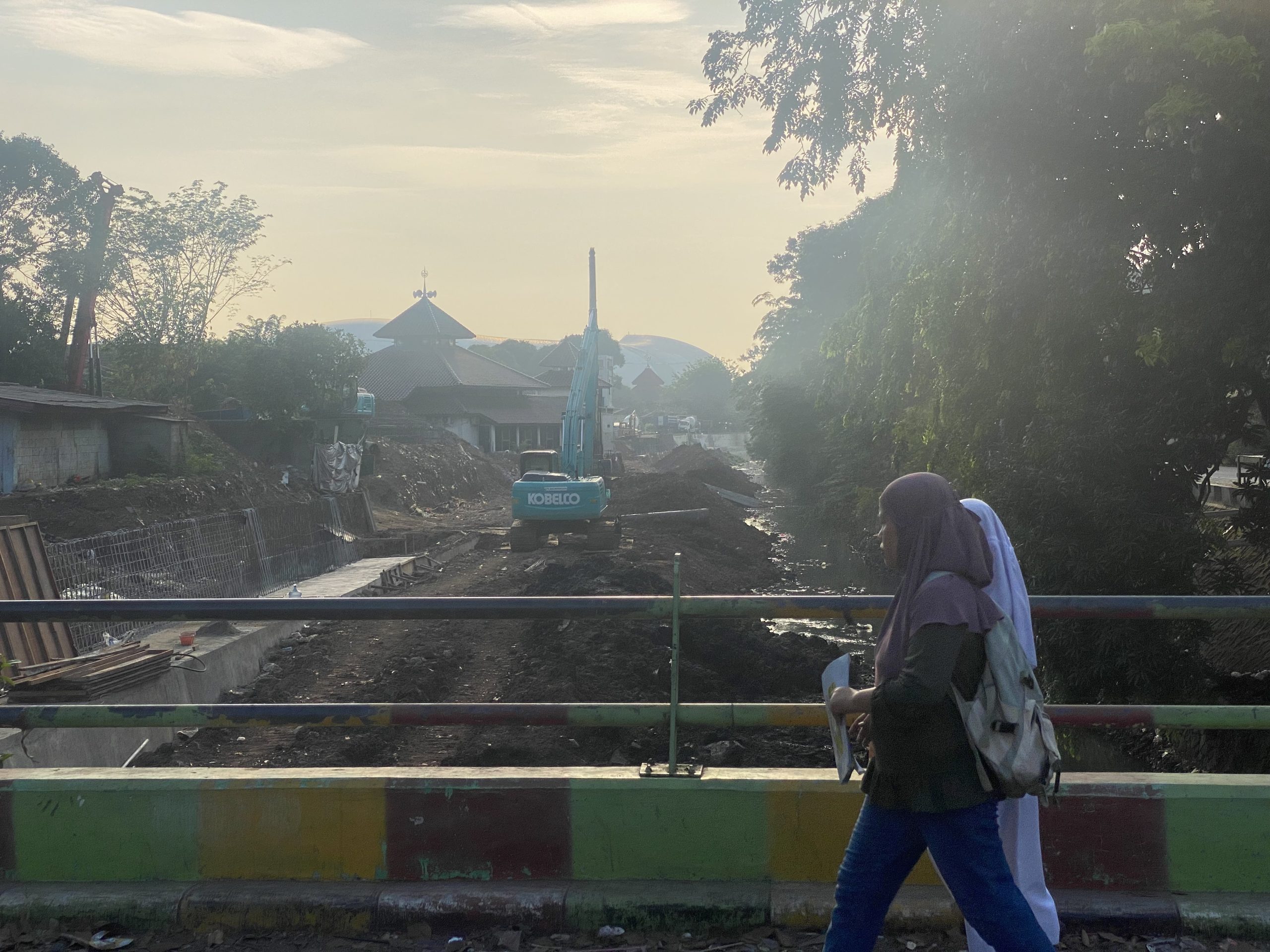 Proyek lanjutan pembangunan tanggul Kali Jati Kayuringin Jaya, Bekasi Selatan. Foto: Gobekasi.id