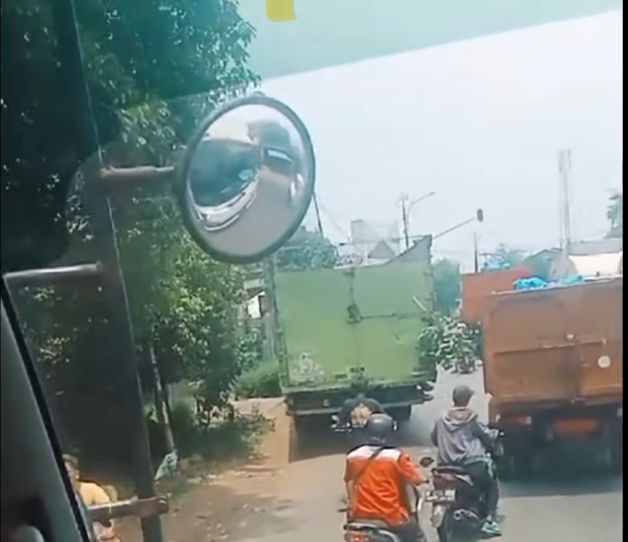 Tangkapan layar video kecelakaan beruntun di jalur tengkorak, Jalan Raya Narogong, Kota Bekasi.