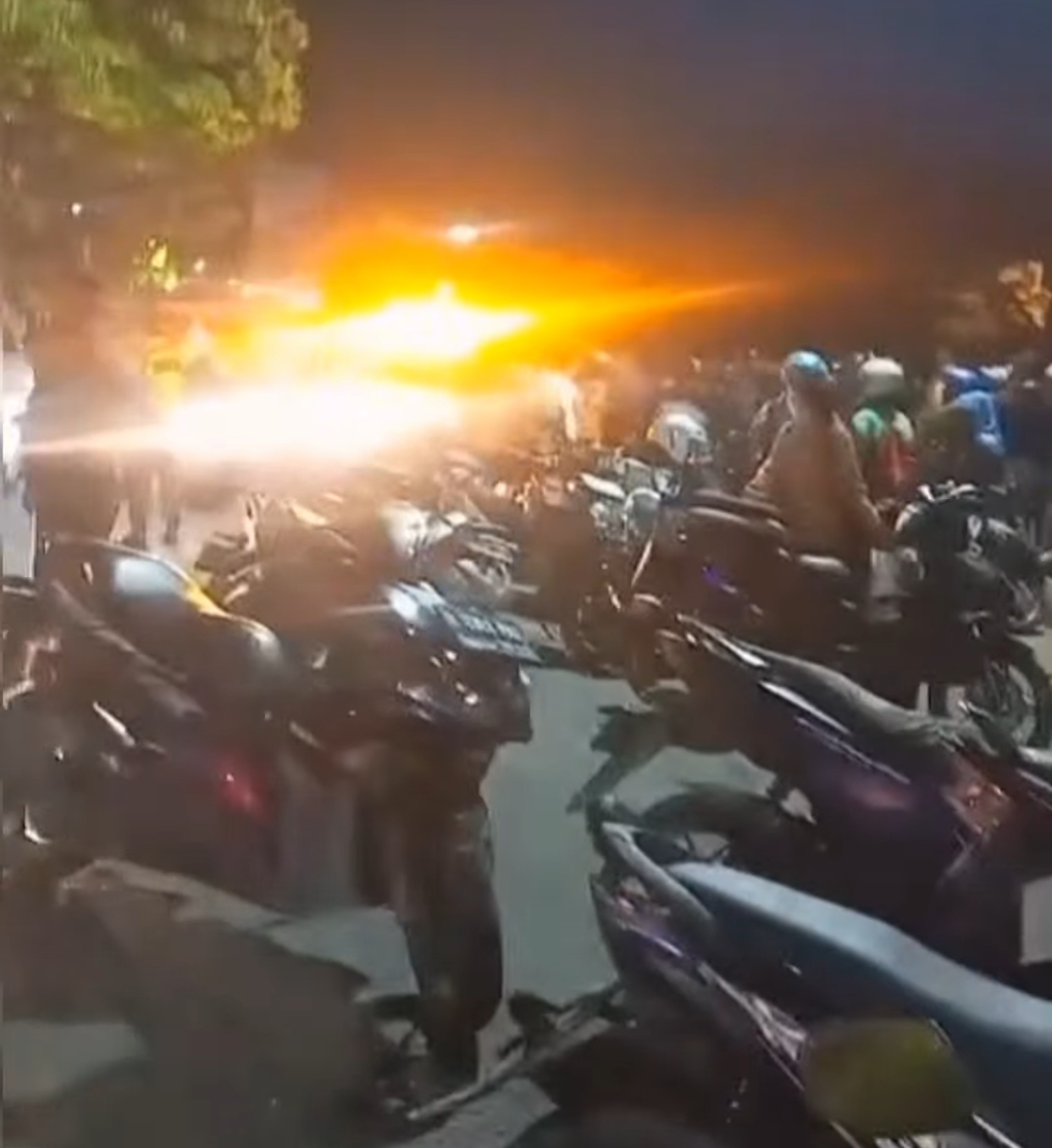 Warga mengerumuni jasad korban tawuran di Harapan Indah, Tarumajaya, Kabupaten Bekasi. Foto: Ist