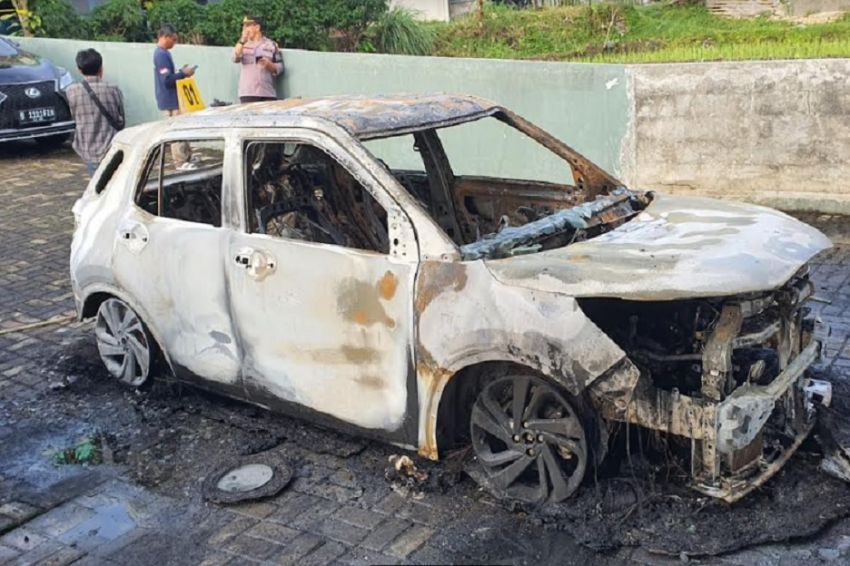 Ilustrasi mobil dibakar