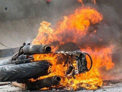 Tabrak Pom Mini, Pemotor di Bekasi Tewas Terbakar