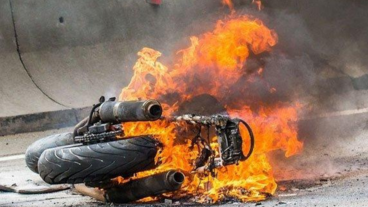 Ilustrasi motor terbakar