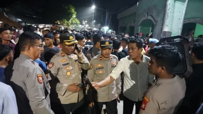 Kapolsek Cikarang Utara Kompol Sutrisno saat menenangkan masyarakat di Ponpes Al Qona'ah