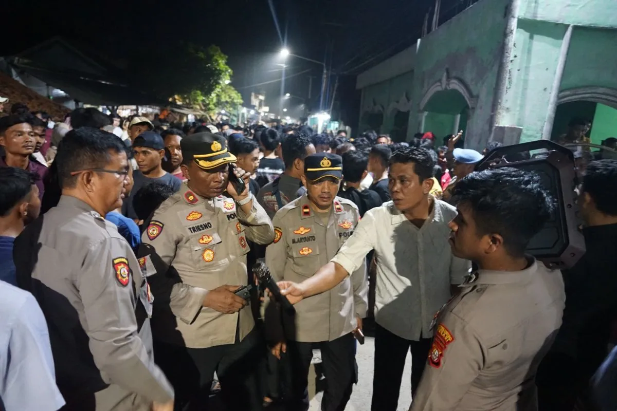 Kapolsek Cikarang Utara Kompol Sutrisno saat menenangkan masyarakat di Ponpes Al Qona'ah