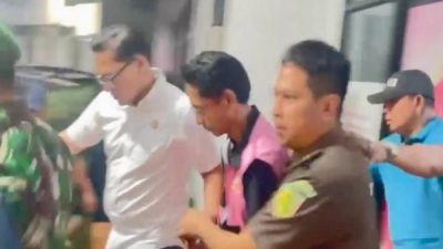 Tangkapan layar video Wakil Ketua DPRD Kabupaten Bekasi, Soleman digiring menggunakan rompi pink milik Kejari Kabupaten Bekasi.
