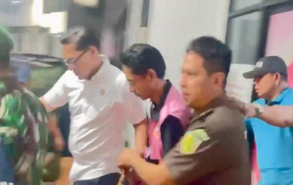 Tangkapan layar video Wakil Ketua DPRD Kabupaten Bekasi, Soleman digiring menggunakan rompi pink milik Kejari Kabupaten Bekasi.