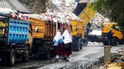 Kondisi antrean truk sampah di TPA Burangkeng, Kabupaten Bekasi
