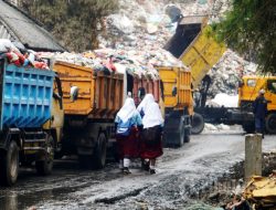 Puluhan Truk Dari Tangerang Buang Sampah Secara Ilegal di TPA Burangkeng Bekasi