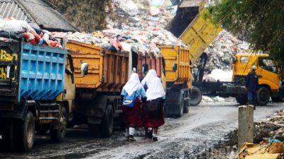Kondisi antrean truk sampah di TPA Burangkeng, Kabupaten Bekasi