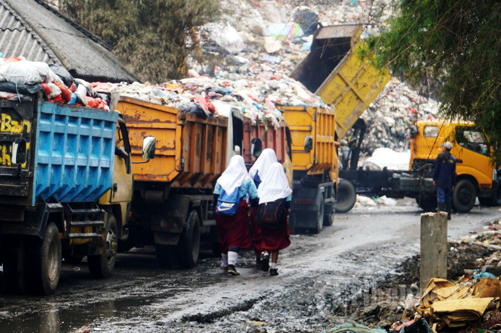 Kondisi antrean truk sampah di TPA Burangkeng, Kabupaten Bekasi