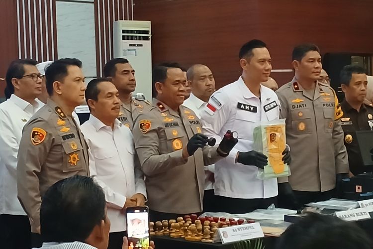 Konferensi Pers Pengungkapan Tindak Pidana Pertanahan di Kabupaten Bekasi oleh Menteri ATR/Kepala BPN Agus Harimurti Yudhoyono