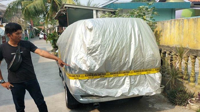 Mobil warga Medan Satria yang dibakar diberika garis polisi
