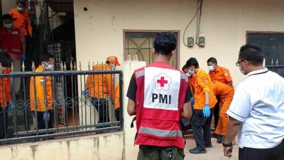 Petugas evakuasi jasad pria di sebuah kamar kos di Pekayon jaya