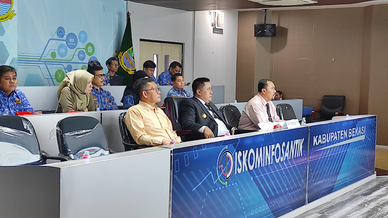 Pj Bupati Bekasi Dedy Supriadi dalam rapat inflasi virtual bersama Kemendagri