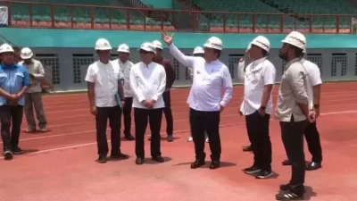 Pj Bupati Bekasi Dedy Supriyadi meninjau Stadion Wibawamukti