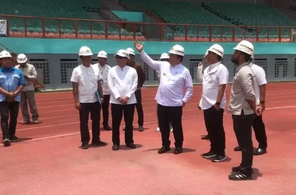 Pj Bupati Bekasi Dedy Supriyadi meninjau Stadion Wibawamukti