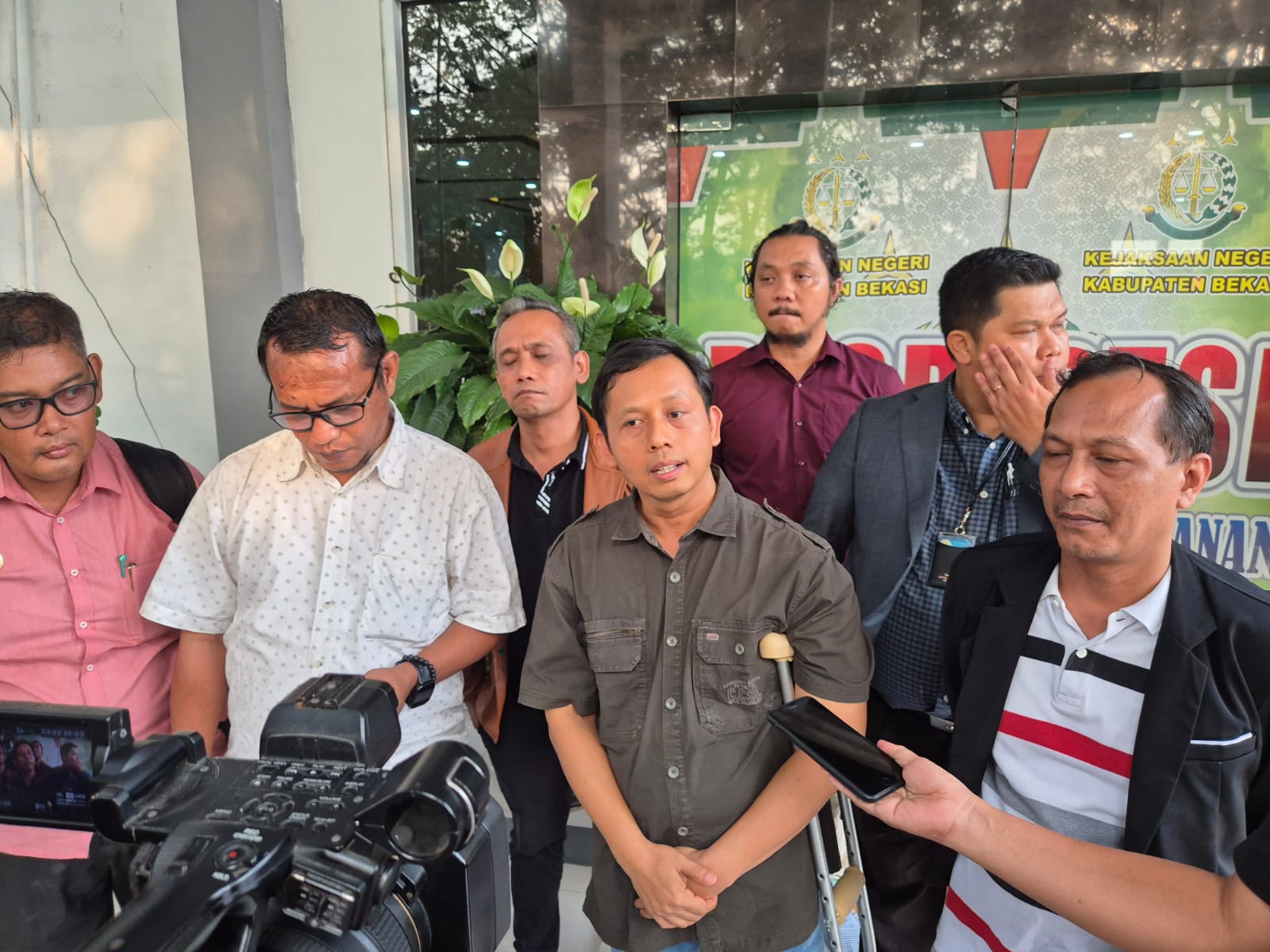 Siswadi Kuasa Hukum Wakil Ketua DPRD Kabupatan Bekasi Berikan Pernyataan