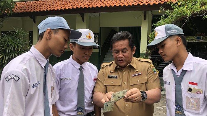 Kepala Pusat Pengelolaan Pendapatan Daerah (P3D) Kota Bekasi, Dani Hendrato memberikan edukasi taat pajak kendaraan bermotor kepada siswa/siswi di SMAN 1 Kota Bekasi. Foto: Ist