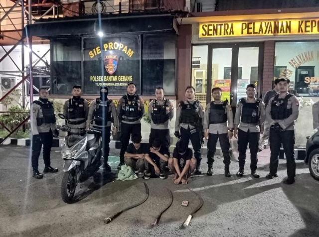 Tim perintis Polres Metro Bekasi Kota menangkap 3 remaja yang hendak tawuran. Foto : Ist
