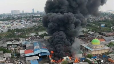 Objek Gudang Lapak penyimpanan plastik yang terbakar
