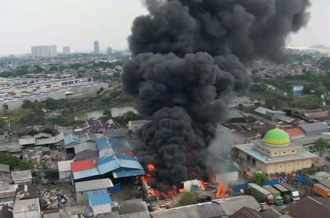 Objek Gudang Lapak penyimpanan plastik yang terbakar