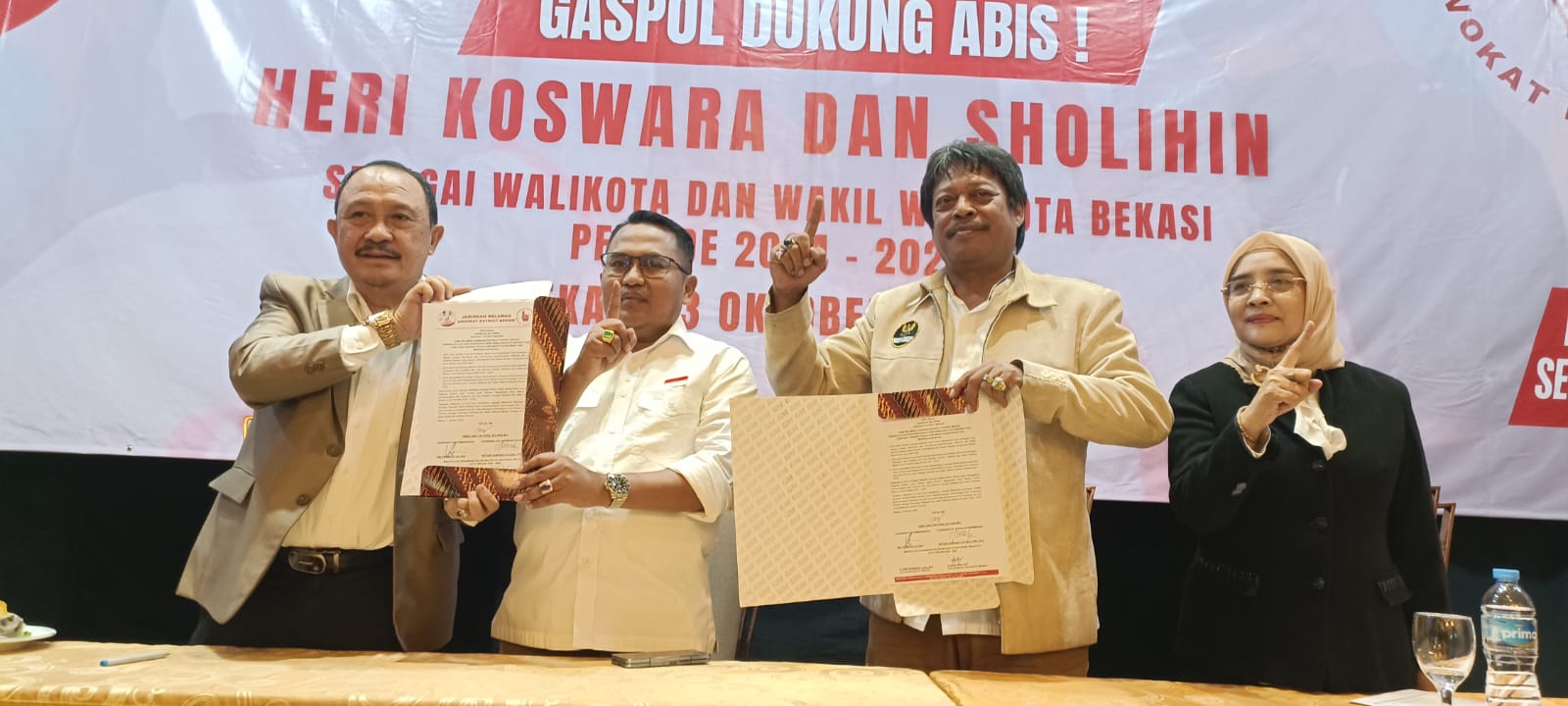 Relawan Advokat Kota Bekasi memberikan dukungan kepada Paslon Heri Koswara - Sholihin. Foto: Ist