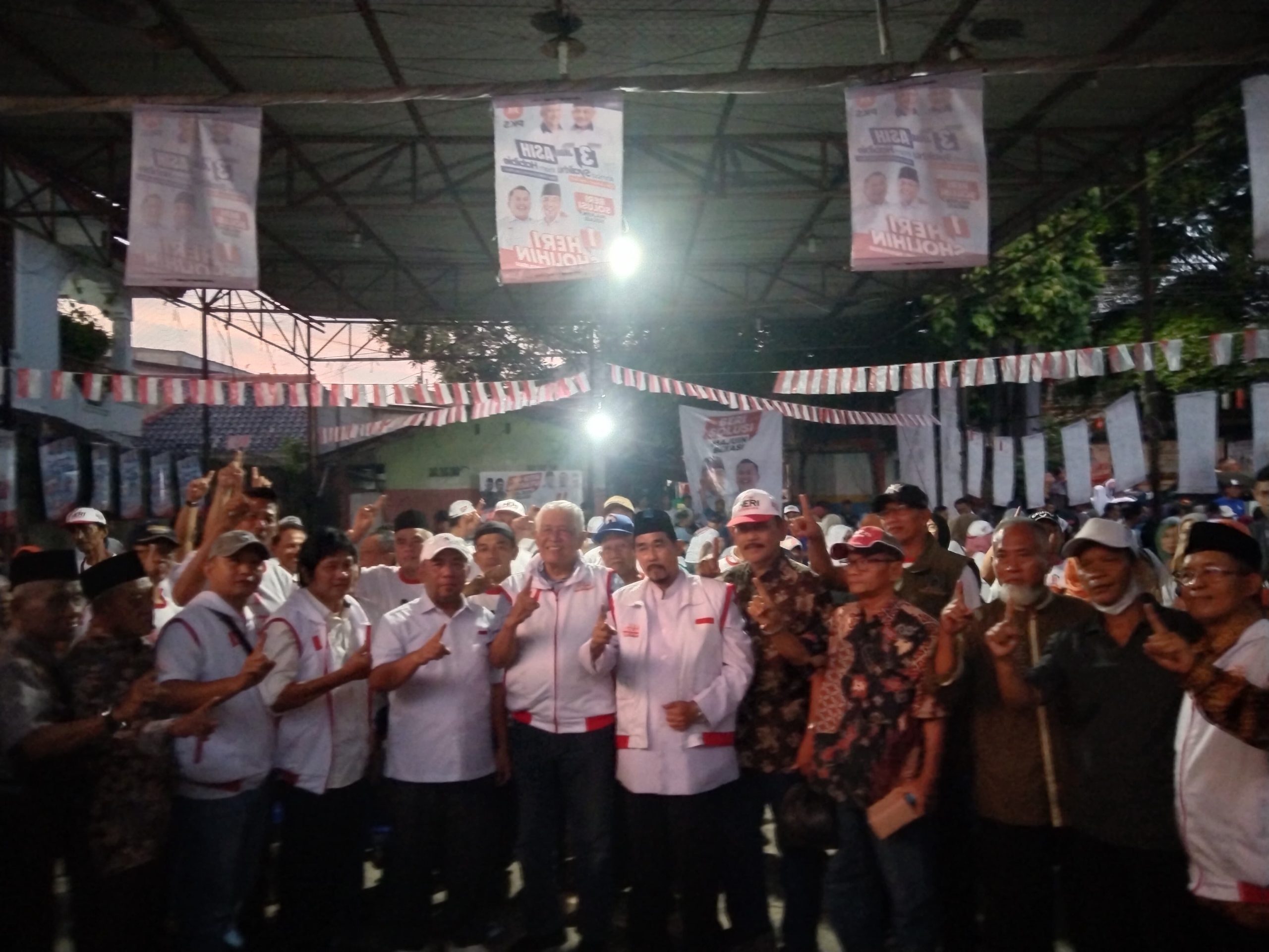 Calon Wali Kota Bekasi Heri Koswara bersama dengan Jaringan RT/RW Pondok Melati, Minggu (6/10/2024) malam. Foto: Ist