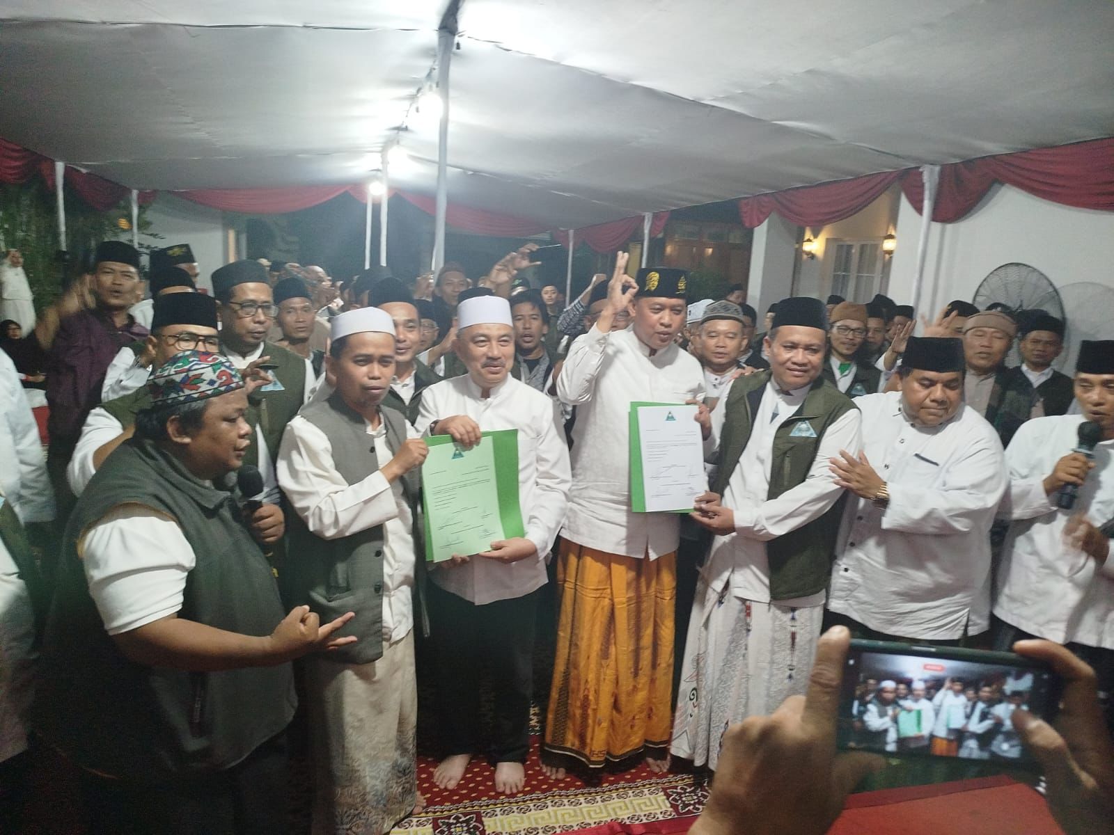 Ratusan Ulama Kota Bekasi dukung Paslon Tri Adhianto - Harris Bobihoe. Foto: Ist