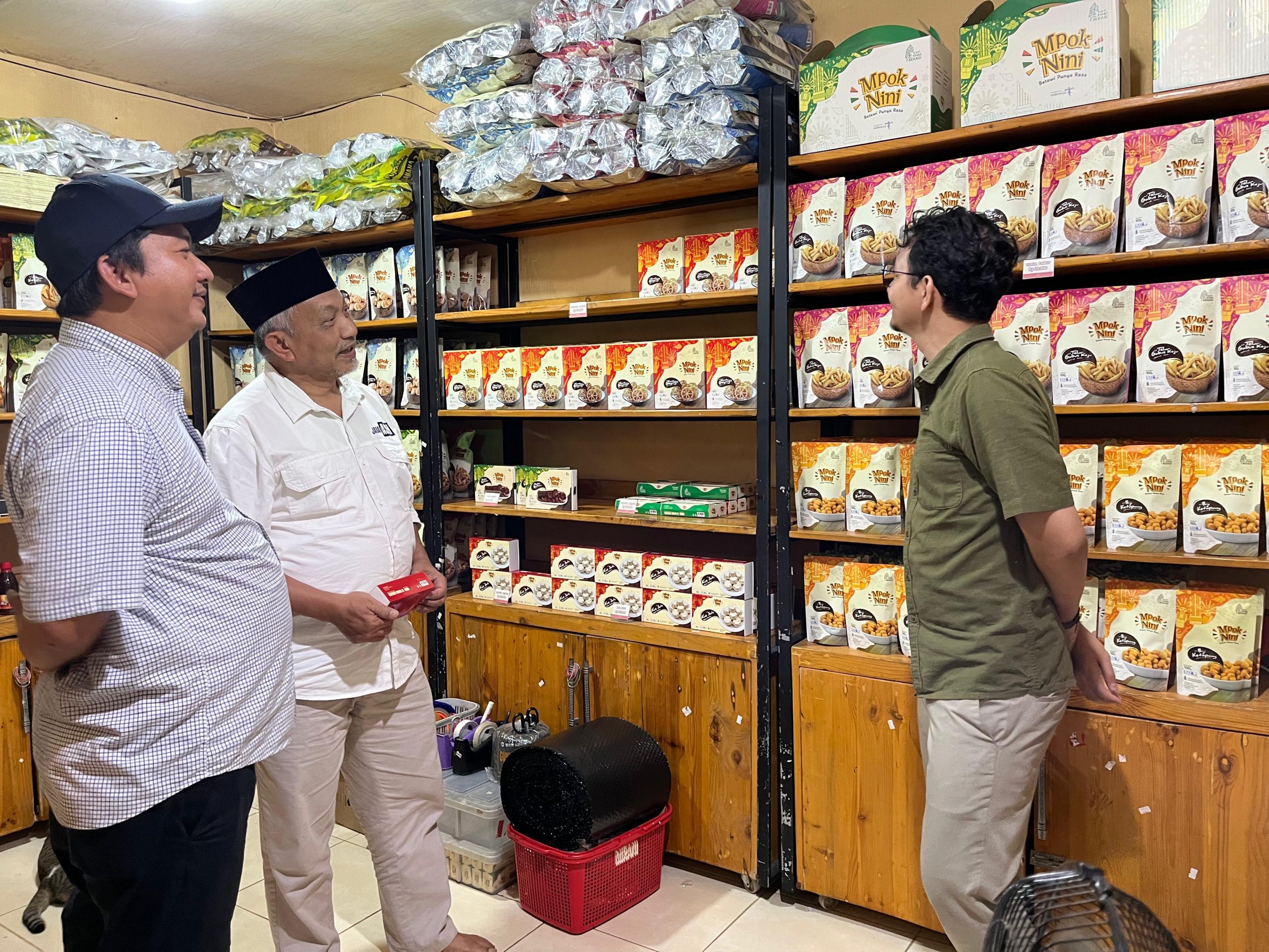 Cagub Jabar Ahmad Syaikhu meninjau salah satu UMKM di Kota Bekasi bernama Mpok Nini di Jalan Tawes Raya Kios, Kayuringin Jaya, Kecamatan Bekasi Selatan, Kamis (10/10/2024). Foto: Ist