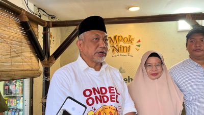 Cagub Jabar Ahmad Syaikhu meninjau salah satu UMKM di Kota Bekasi bernama Mpok Nini di Jalan Tawes Raya Kios, Kayuringin Jaya, Kecamatan Bekasi Selatan, Kamis (10/10/2024). Foto: Ist