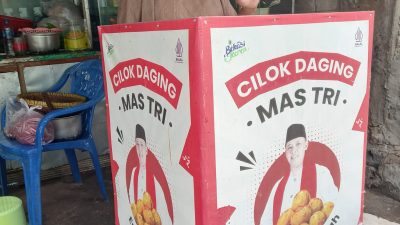 Salah satu warga yang terbantu dengan program UMKM Cilok Mas Tri. Foto: Ist