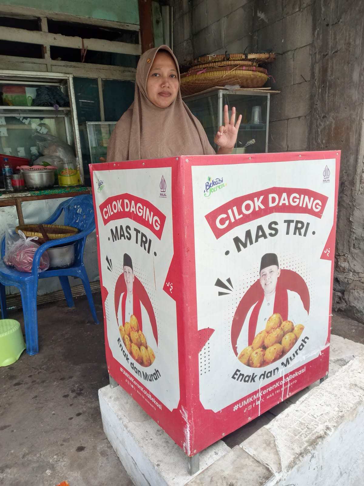 Salah satu warga yang terbantu dengan program UMKM Cilok Mas Tri. Foto: Ist