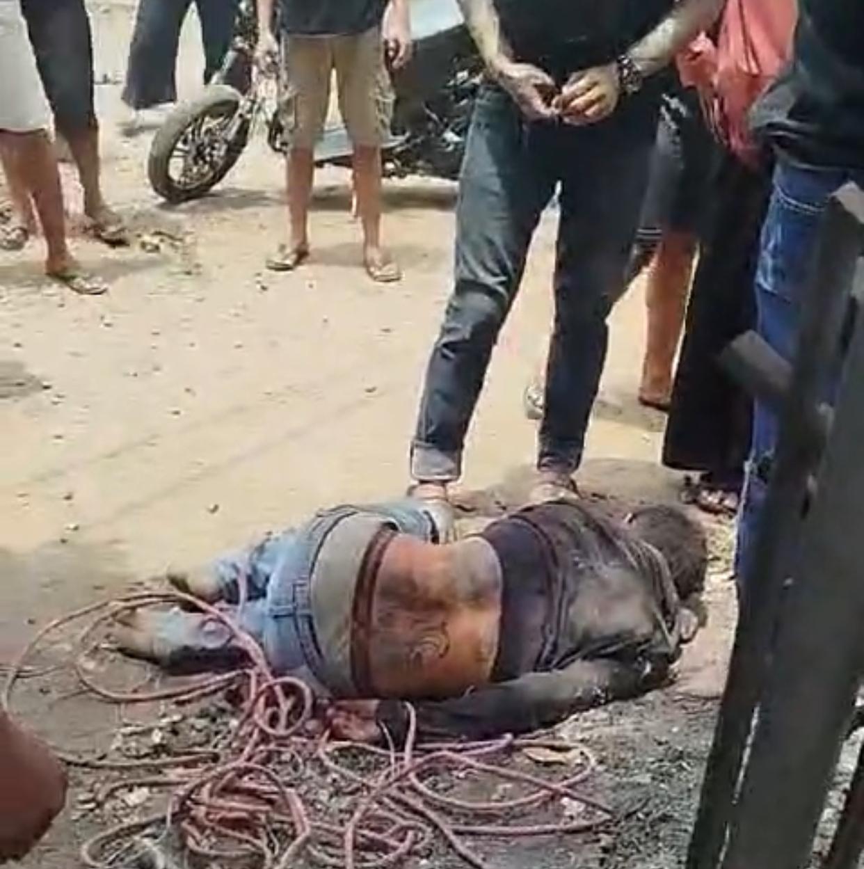 Tangkapan layar video pelaku pencurian sepeda motor menjadi bulan - bulanan warga.