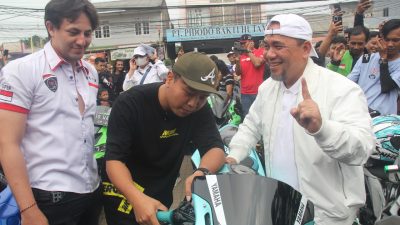 Calon Wali Kota Bekasi Heri Koswara bersama riders Kawasaki Ninja. Foto: Ist